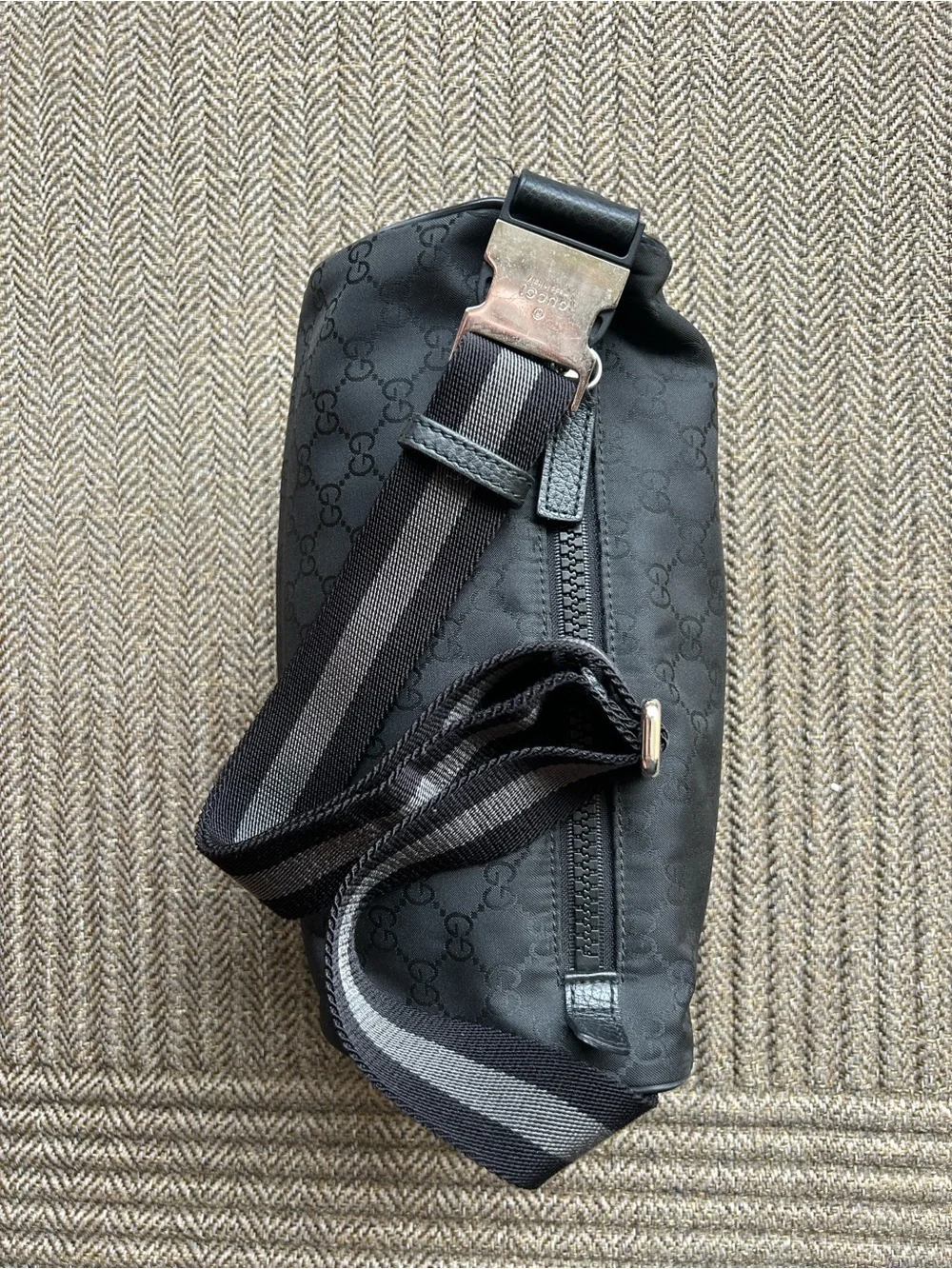 GUCCI Black GG Nylon Waist Pouch - Picture 4 of 6